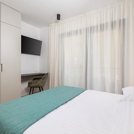 Apartmani Vila Mara M 1 Heated Pool Omisalj Bagian luar foto