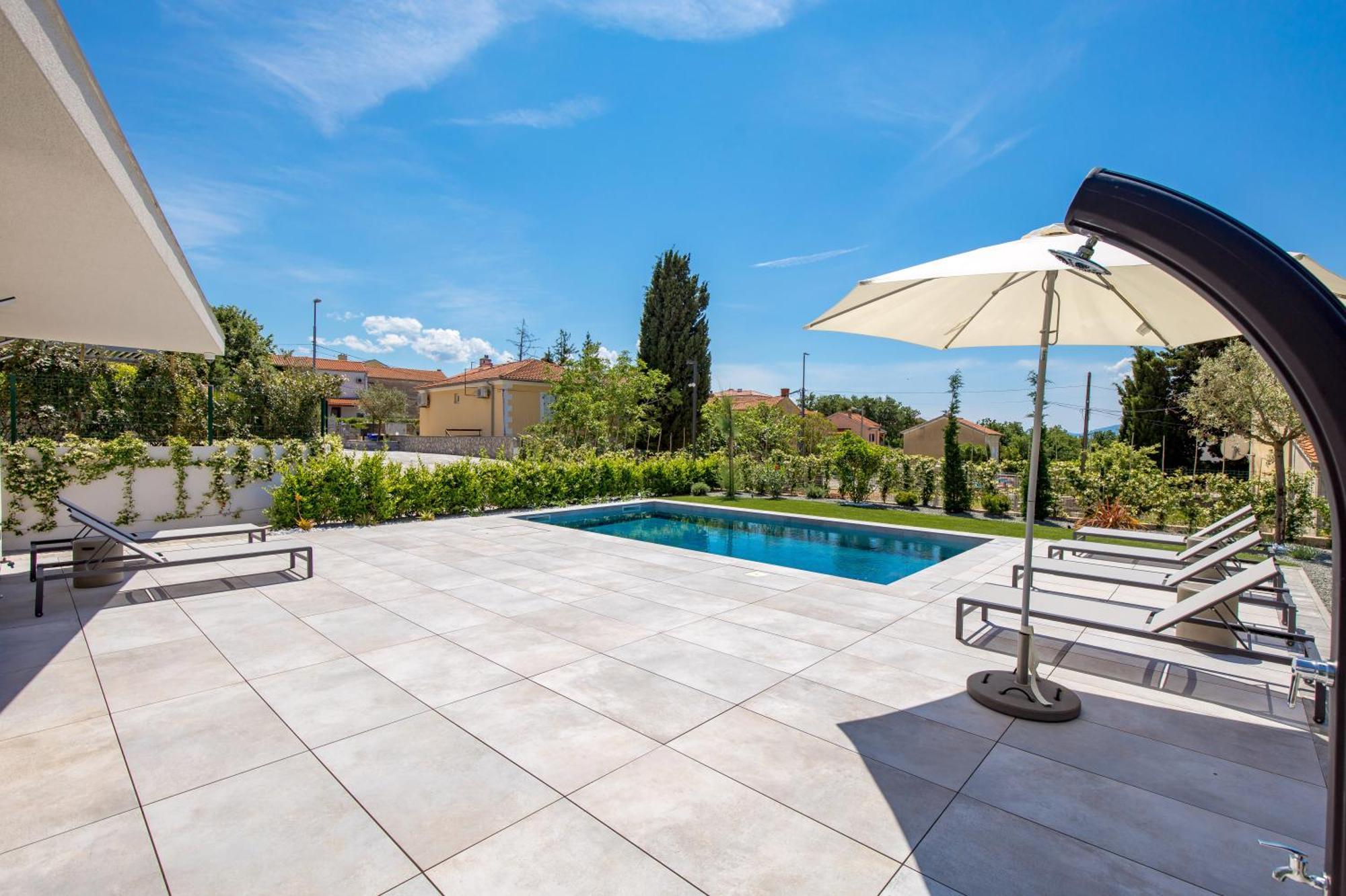 Apartmani Vila Mara M 1 Heated Pool Omisalj Bagian luar foto