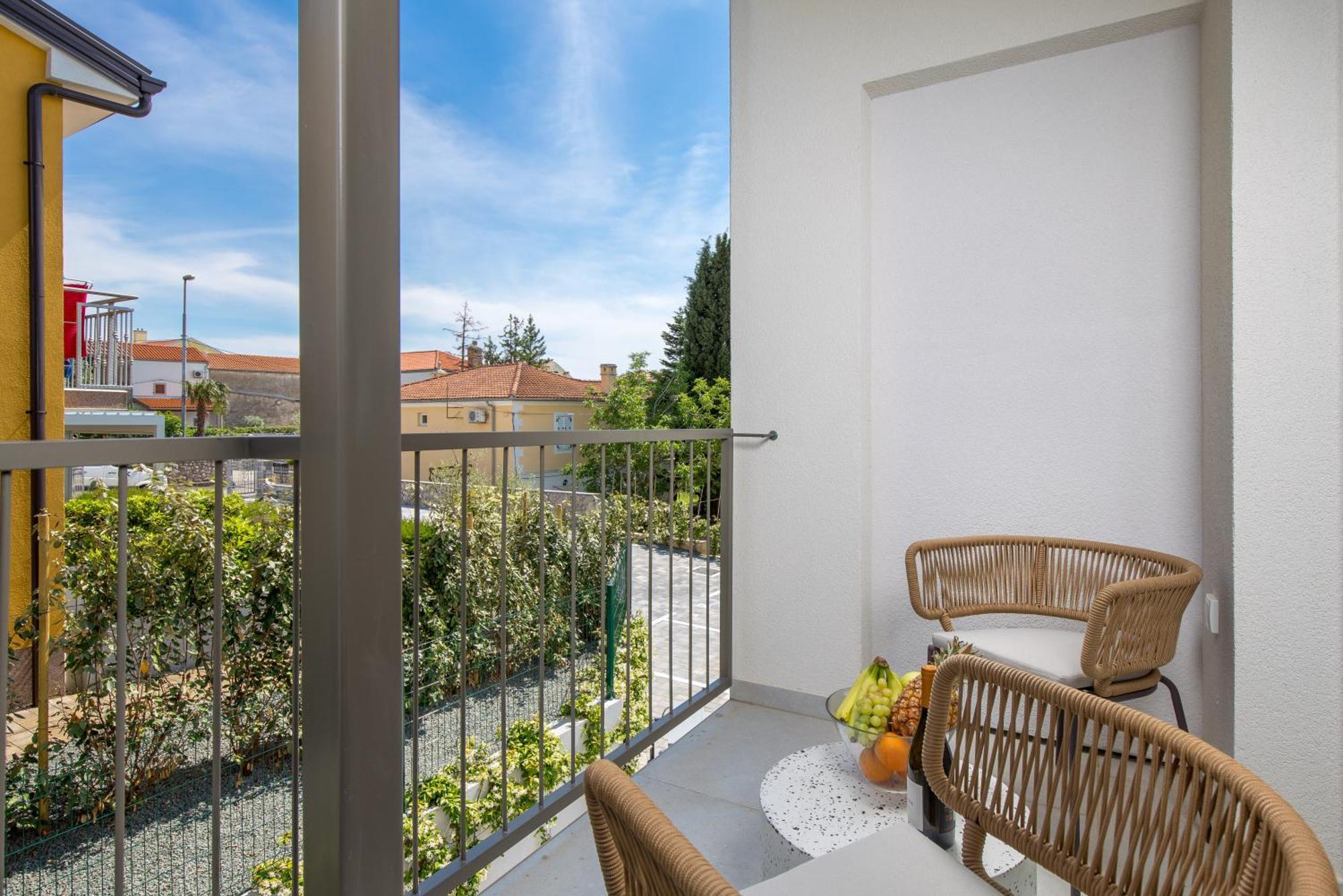 Apartmani Vila Mara M 1 Heated Pool Omisalj Bagian luar foto